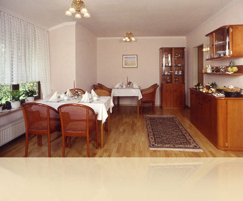 Bilder von italienischen Möbeln, liebevollen Accessoires und rohigen und schönen Zimmern.